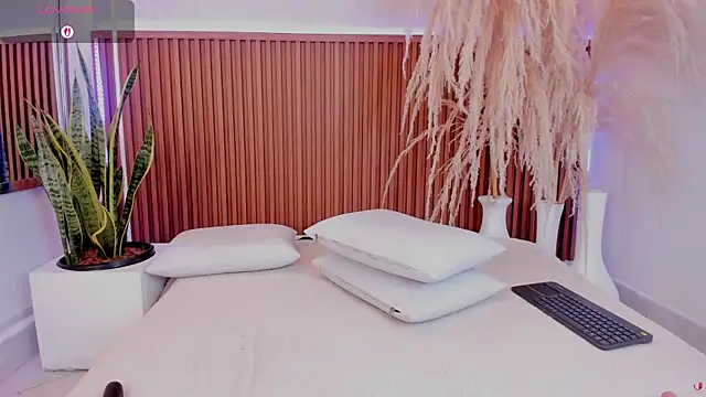 Iris Thompson  online show from January 16, 6:31 am