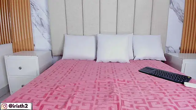 Iris Thompson  online show from January 6, 4:38 am