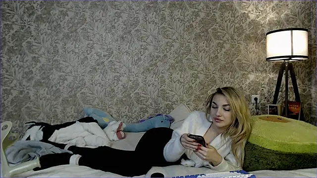 Snapshot of Ella_Milla chatting on September 12, 2:35 pm Ella Milla online show from September 12, 2:35 pm