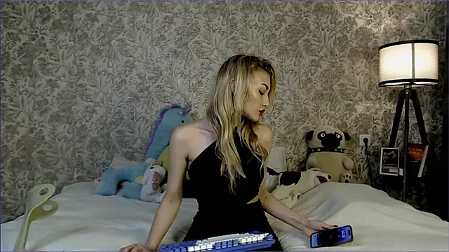 Snapshot of Ella_Milla chatting on October 13, 10:51 am Ella Milla online show from October 13, 10:51 am