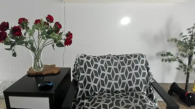 MendiPetite online show from April 23, 4:53 pm