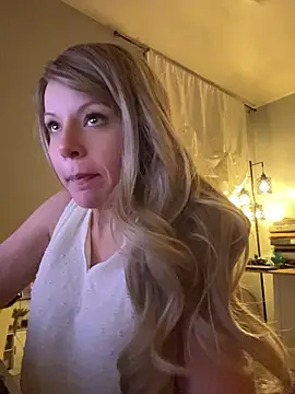 EllaSnow online show from April 22, 2:52 am