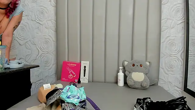 AlexaFoxy18 online show from July 3, 7:47 am