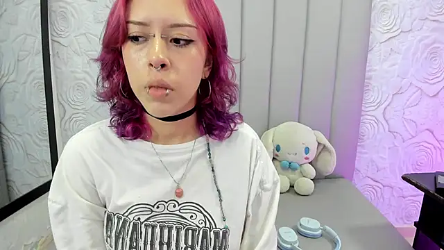 AlexaFoxy18 online show from April 29, 7:00 am