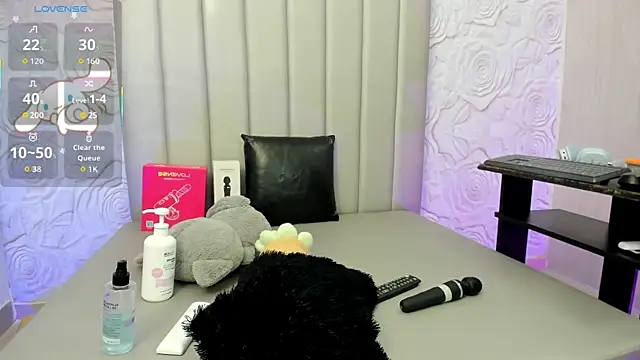 AlexaFoxy18 online show from July 19, 9:00 am