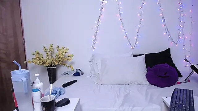 Nicol Love0 online show from November 26, 12:50 pm