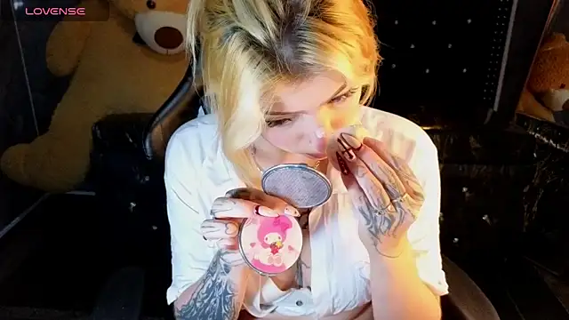 Kitty fox b online show from February 26, 1:10 pm