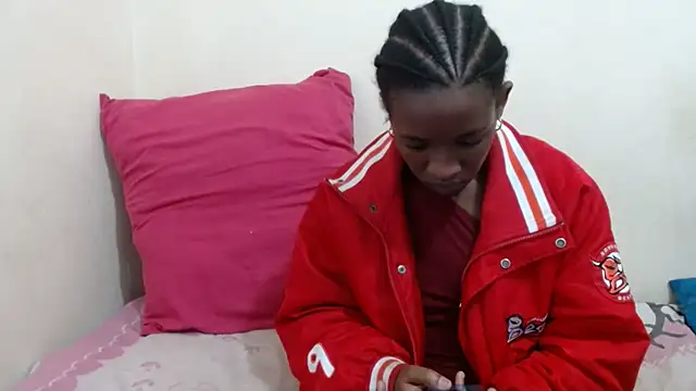 Snapshot of SexyRed18 chatting on October 4, 4:40 am SexyRed18 online show from October 4, 4:40 am