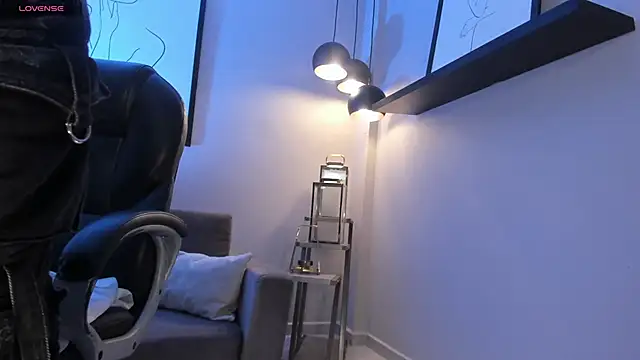 MaddisonLowe online show from April 3, 9:13 pm