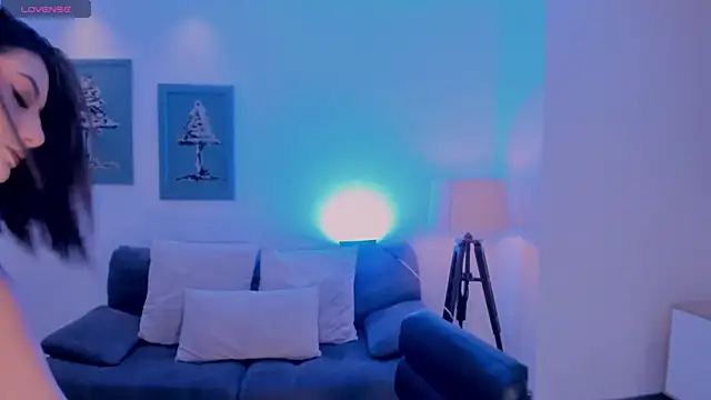 MaddisonLowe online show from April 19, 5:35 pm