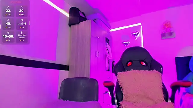 Hellen moons   online show from April 24, 7:05 pm