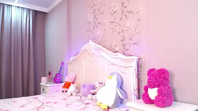 lilianbee online show from April 18, 7:07 pm