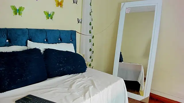 Snapshot of cristalwalker__ chatting on October 18, 11:57 am cristalwalker online show from October 18, 11:57 am