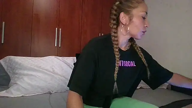 Snapshot of KarolinaReaper chatting on October 12, 11:23 am KarolinaReaper online show from October 12, 11:23 am