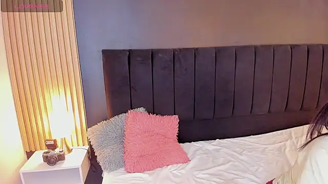 sweetsofia18 online show from April 18, 11:37 pm