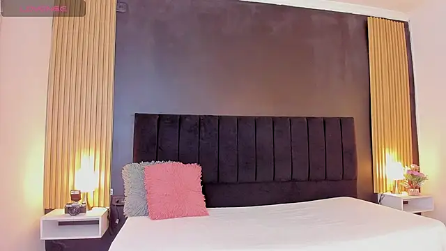 sweetsofia18 online show from April 22, 11:13 pm