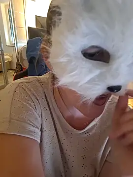 SexyLayla1 online show from April 24, 8:50 am