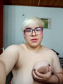 Snapshot of amalia_love chatting on September 13, 5:04 am amalia love online show from September 13, 5:04 am