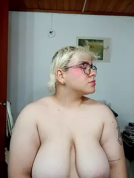 Snapshot of amalia_love chatting on October 3, 6:07 am amalia love online show from October 3, 6:07 am