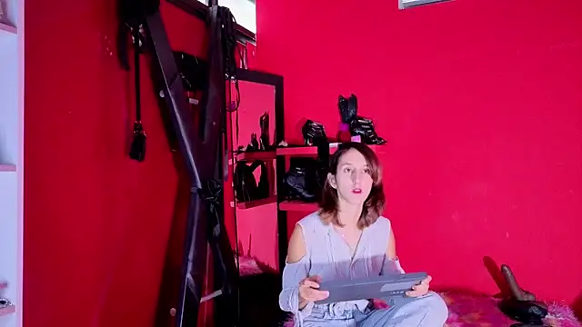 Ambar Roux  online show from June 9, 2:49 pm