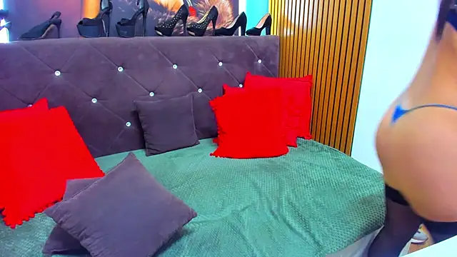 LauraSin online show from April 21, 1:42 am