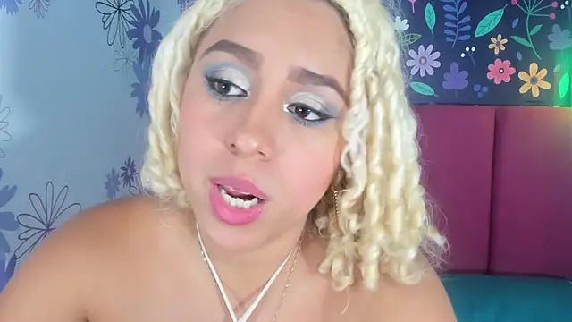 Snapshot of Lucy_White__ chatting on October 7, 8:13 pm Lucy White online show from October 7, 8:13 pm