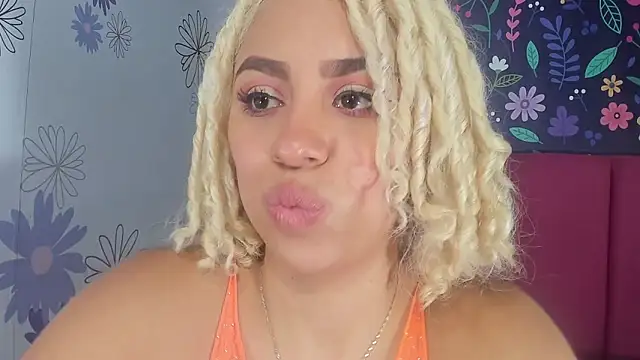 Snapshot of Lucy_White__ chatting on September 20, 9:35 pm Lucy White online show from September 20, 9:35 pm