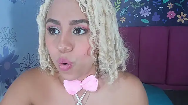 Snapshot of Lucy_White__ chatting on October 10, 9:52 pm Lucy White online show from October 10, 9:52 pm