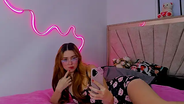 Hana and Zeta online show from March 7, 2:13 pm