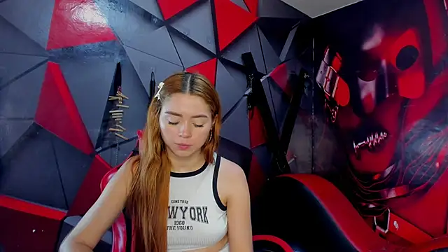 Hana and Zeta online show from December 20, 1:37 pm