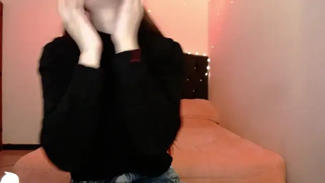 holy juli online show from March 28, 3:06 am