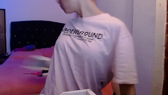 holy juli online show from April 20, 4:04 am