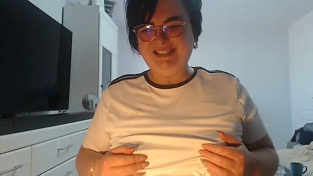 Amandamuller1982 online show from April 23, 1:02 pm