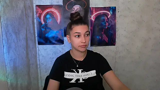 Snapshot of KarolinaRosse_ chatting on October 14, 6:05 am KarolinaRosse online show from October 14, 6:05 am
