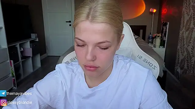 Maya Rave online show from April 23, 3:36 am