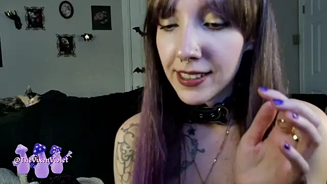 Snapshot of thevixenviolet chatting on October 11, 9:39 pm thevixenviolet online show from October 11, 9:39 pm