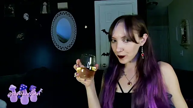 Snapshot of thevixenviolet chatting on October 24, 12:28 am thevixenviolet online show from October 24, 12:28 am