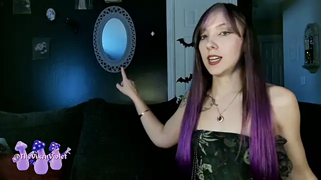 Snapshot of thevixenviolet chatting on October 18, 10:22 pm thevixenviolet online show from October 18, 10:22 pm