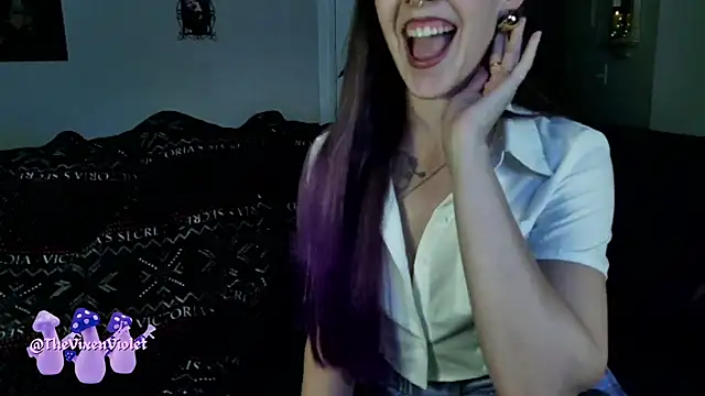 Snapshot of thevixenviolet chatting on October 14, 12:57 am thevixenviolet online show from October 14, 12:57 am