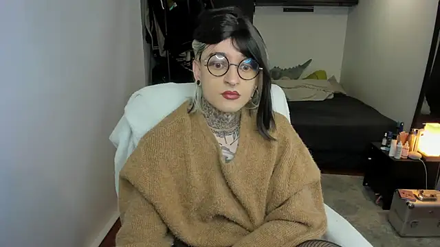 ShiiraVelkor online show from October 22, 9:47 am