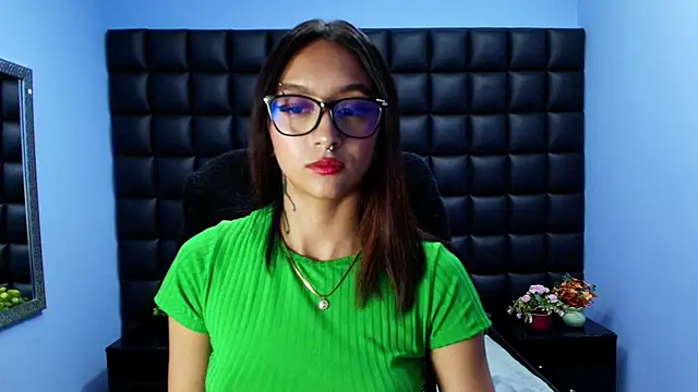 Miaa Thopmson online show from December 14, 1:11 am