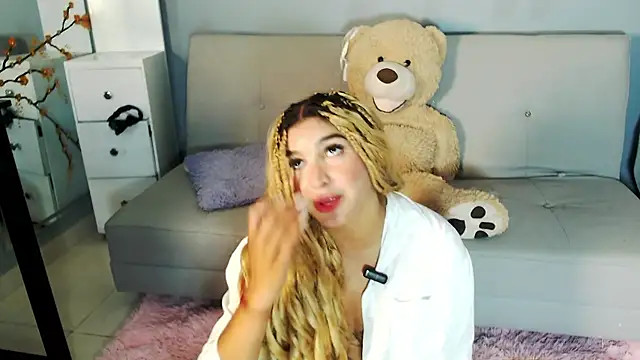 Snapshot of zoey-fox chatting on October 12, 2:03 am zoey-fox online show from October 12, 2:03 am