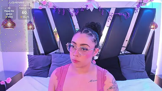 antonelllepiercee online show from January 15, 11:38 am