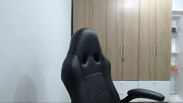 RoxanaLove9 online show from February 18, 4:11 am