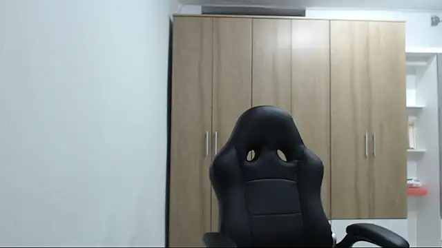 RoxanaLove9 online show from April 24, 11:07 pm