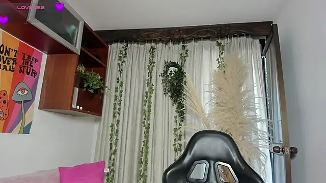 HannaRhodes online show from April 23, 1:24 pm