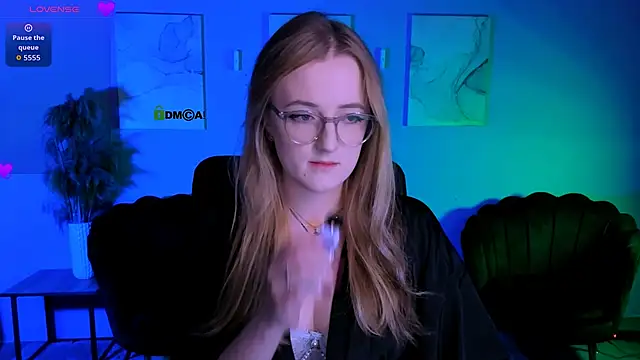 luna berryy online show from March 10, 8:02 pm