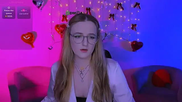 luna berryy online show from April 24, 7:38 pm