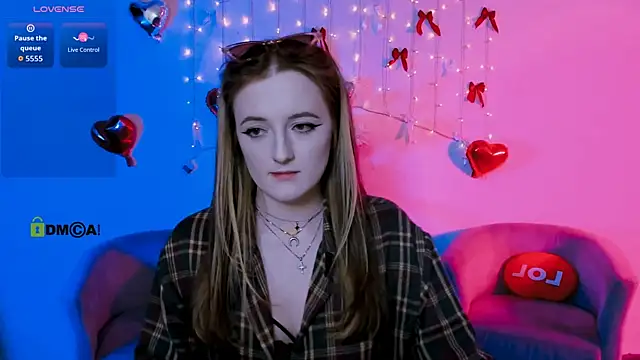 luna berryy online show from April 27, 7:11 pm