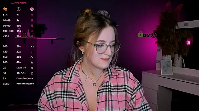 Snapshot of luna_berryy chatting on October 14, 1:14 pm luna berryy online show from October 14, 1:14 pm